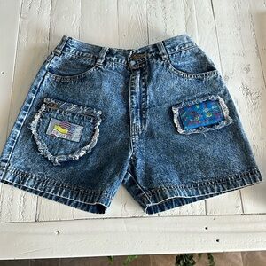 Size 8 vintage girls acid wash high waisted Jean denim shorts with patches 🔔